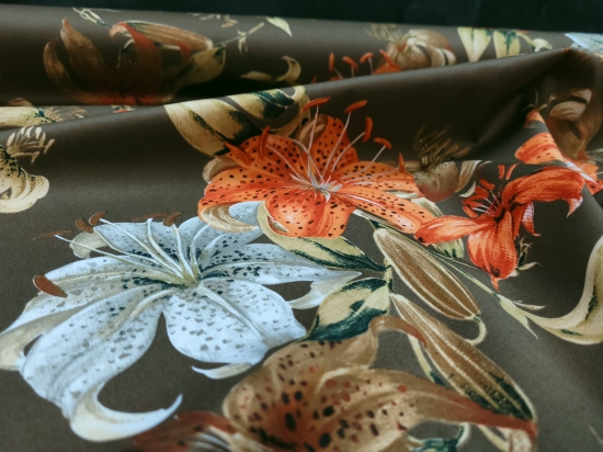 Przejdź do produktu Satynowa bawełna z lycrą w kwiaty brąz