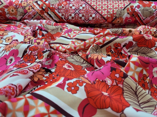 Przejdź do produktu Satyna wiskozowa 100% w kwiaty i romby