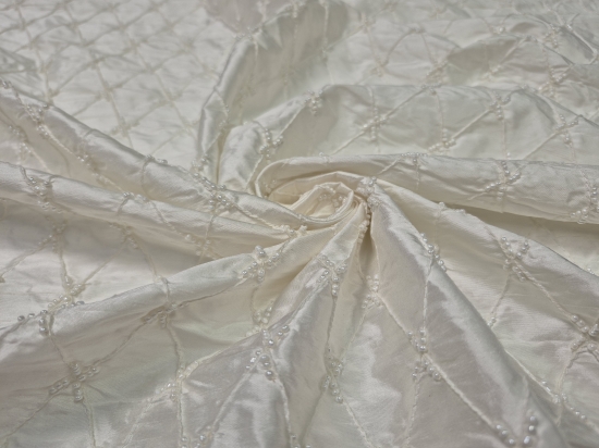 Przejdź do produktu 100% jedwabna tafta z haftowanymi perłowymi koralikami na ślubne/weselne stylizacje