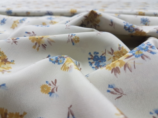 Przejdź do produktu Śliska tkanina w kwiaty